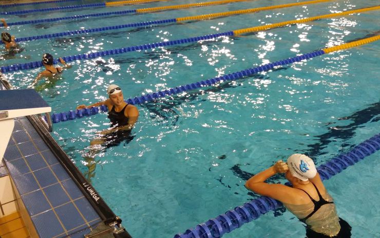 Baumrtová a Šilhanová po finále 50 metrů znak. Foto: archiv klubu